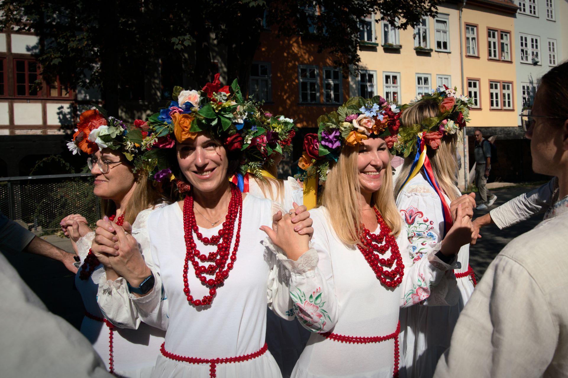 Frauen in Tracht beim Volkstanz