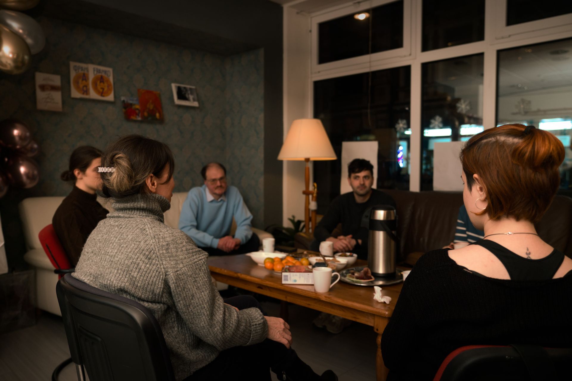 Eine Gruppe beim Treffen des Literaturclubs im Kulturzentrum
